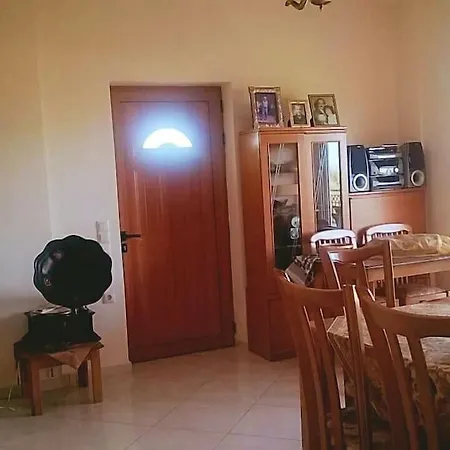 μεζονέτα 5 υπνοδωμάτια, πλήρως εξοπλισμένη και με φορτιστή ηλεκτρικού αυτοκινήτου Arfara
