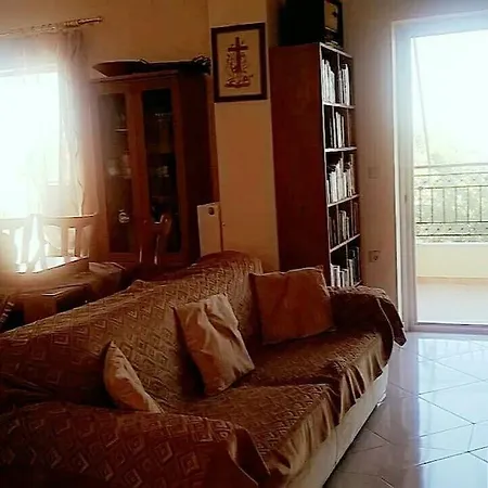 Μεζονέτα 5 υπνοδωμάτια, πλήρως εξοπλισμένη και με φορτιστή ηλεκτρικού αυτοκινήτου