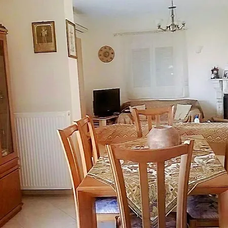 Μεζονέτα 5 υπνοδωμάτια, πλήρως εξοπλισμένη και με φορτιστή ηλεκτρικού αυτοκινήτου