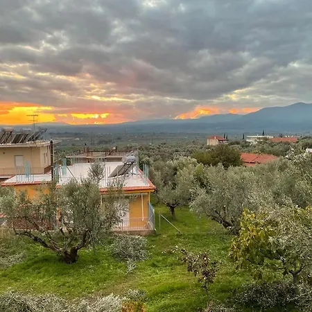 μεζονέτα 5 υπνοδωμάτια, πλήρως εξοπλισμένη και με φορτιστή ηλεκτρικού αυτοκινήτου Arfara