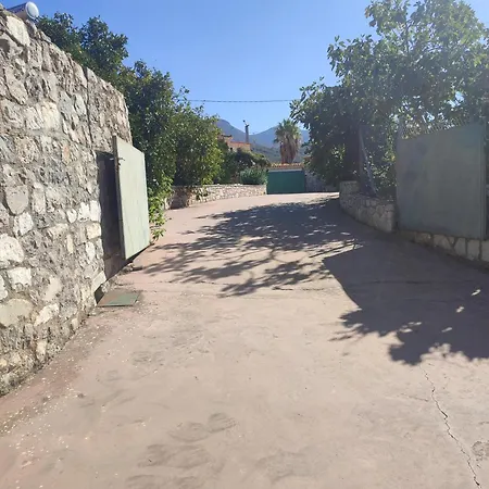 μεζονέτα 5 υπνοδωμάτια, πλήρως εξοπλισμένη και με φορτιστή ηλεκτρικού αυτοκινήτου *