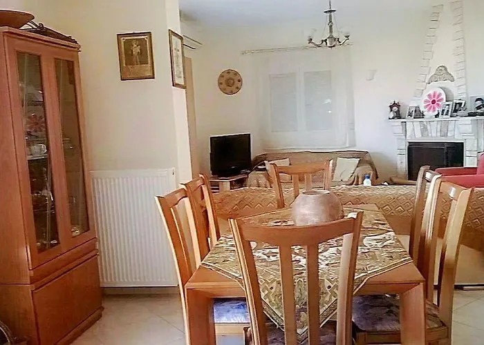 Μεζονέτα 5 Υπνοδωμάτια, Πλήρως Εξοπλισμένη Και Με Φορτιστή Ηλεκτρικού Αυτοκινήτου