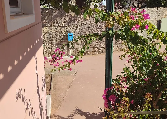 Μεζονέτα 5 Υπνοδωμάτια, Πλήρως Εξοπλισμένη Και Με Φορτιστή Ηλεκτρικού Αυτοκινήτου