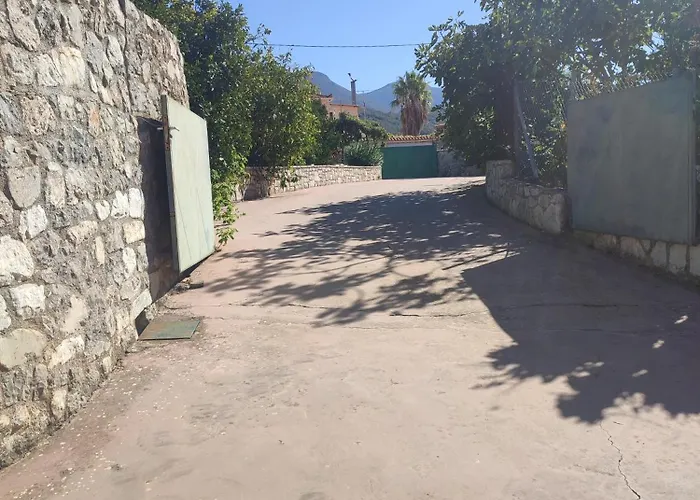 Μεζονέτα 5 Υπνοδωμάτια, Πλήρως Εξοπλισμένη Και Με Φορτιστή Ηλεκτρικού Αυτοκινήτου *